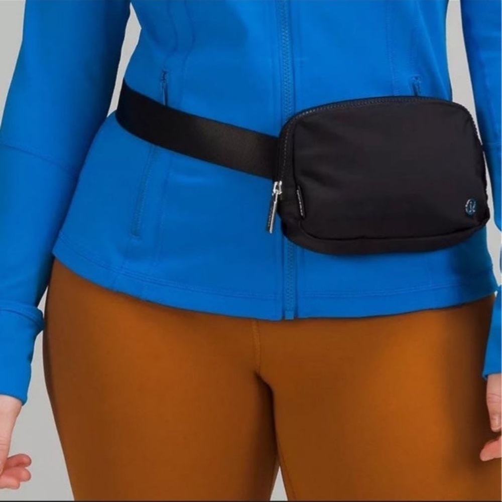 Lululemon Everywhere Belt Bag Black 1L - Picture 2 of 8
